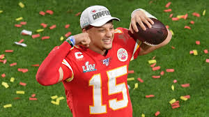Mahomes parle pour les diplômés